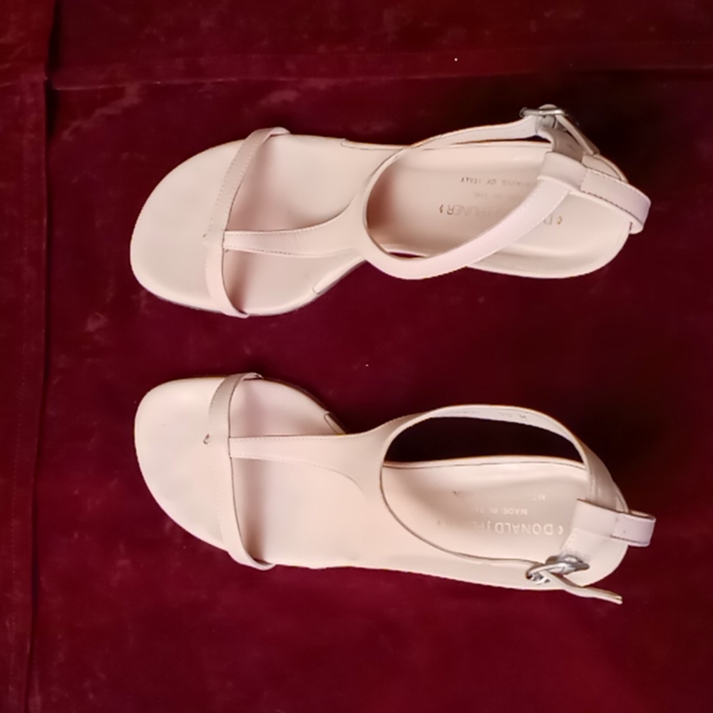 *Donald J Pliner All Leather T Strap Sandals